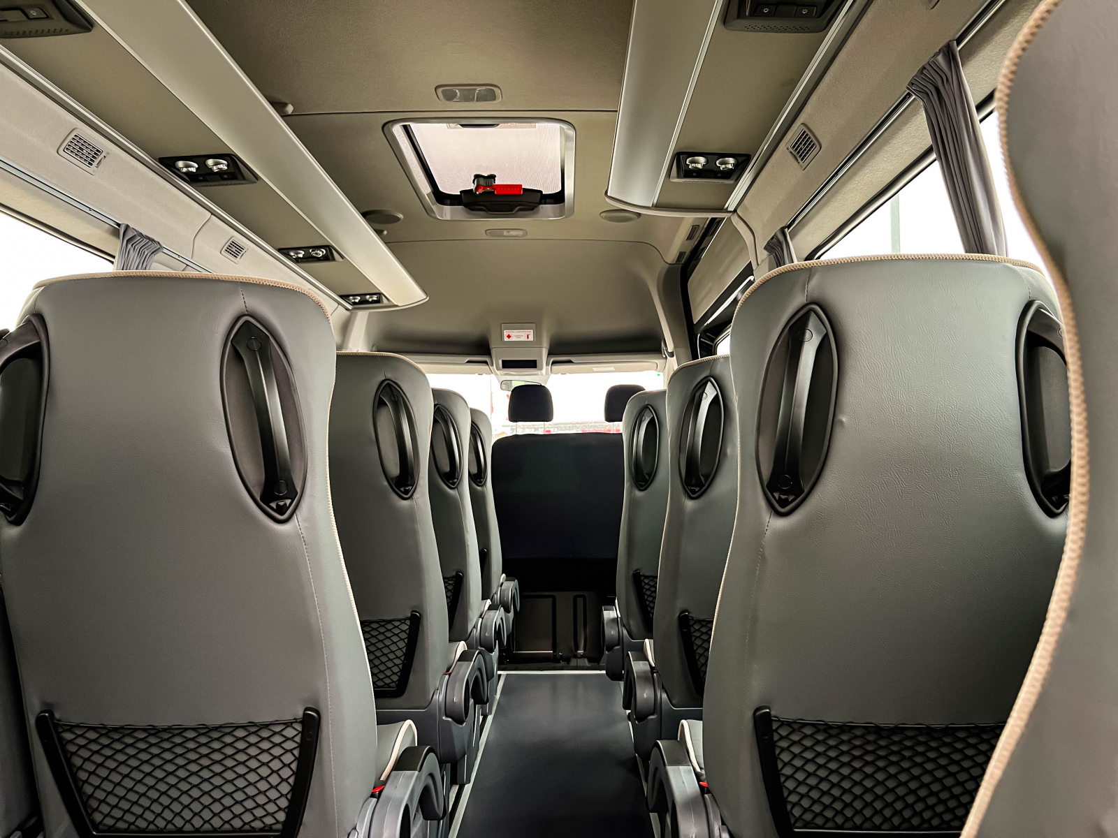 Hyundai H350 – мікроавтобус для комфортабельних пасажирських перевезень в наявності у автосалоні! | БУГ АВТО - фото 10
