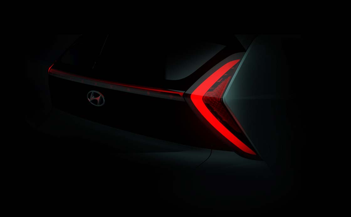 фото задньої частини абсолютно нового B-SUV BAYON при слабкому освітленні